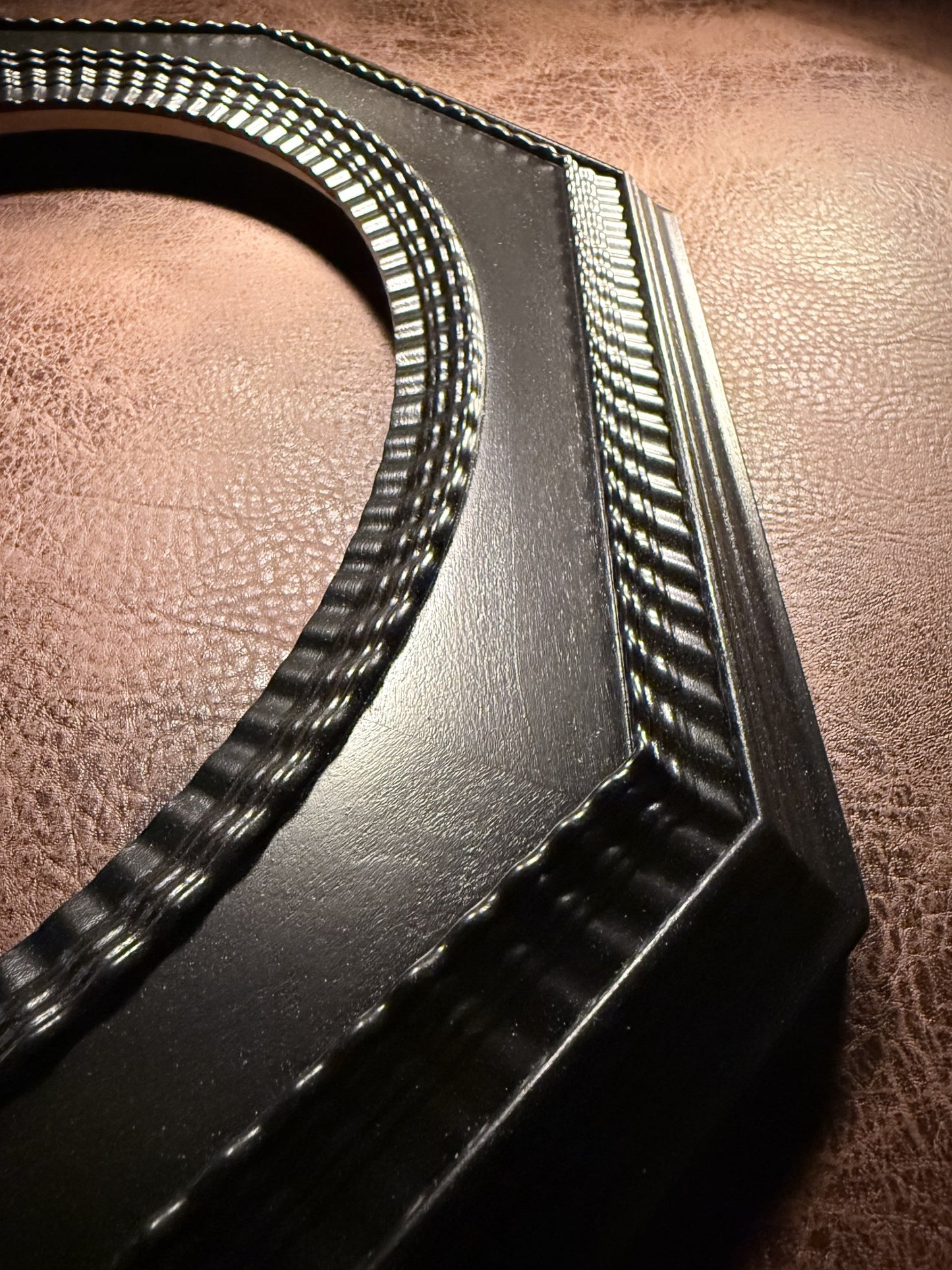 The Saskia — Oval Ripple Frame